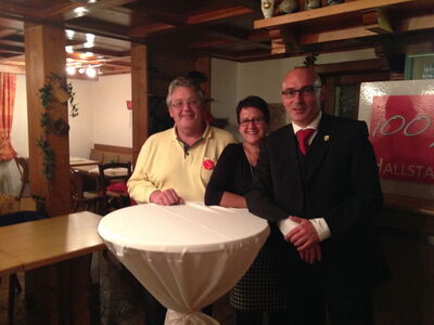 Der Wahlvorstand Udo Hofmann mit Ortsvereinsvorsitzende Yasmin Birk und Bürgermeisterkandidat Markus Zirkel