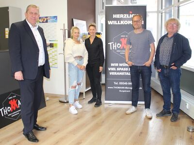 MdB Andreas Schwarz mit Konzertveranstalter Johnny Thomann (re.) und seinem Team